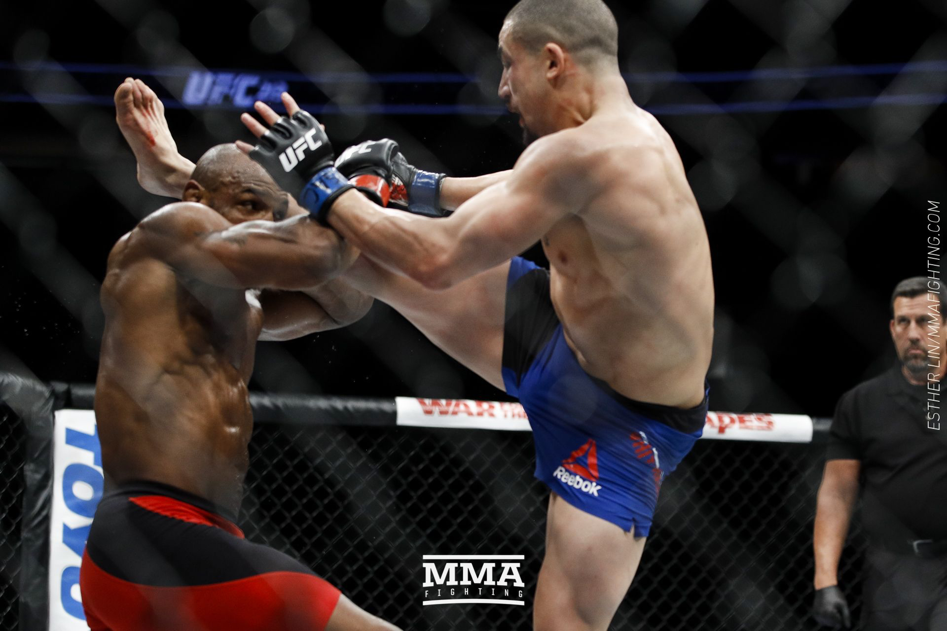 张伟丽VS闫晓楠！UFC中国双星对决背后的竞技与坚韧(图1)