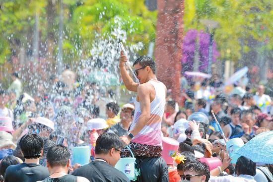 云南泼水节有多欢乐 开启民族风情狂欢(图1)