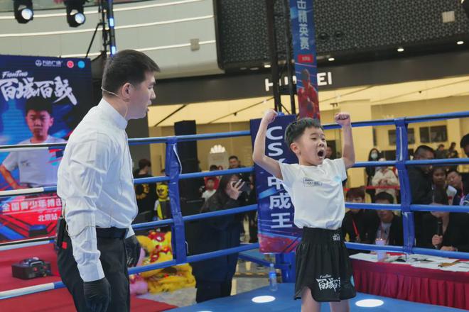 “百城百战”全国青少年搏击精英赛火热开战邱建良空降比赛现场(图2)