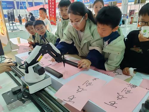 河南理工大学附属小学br探寻智能制造 点燃科技梦想