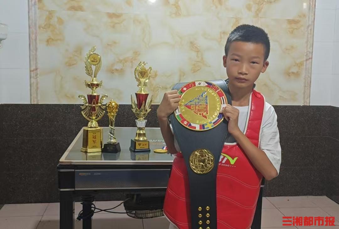 11岁少年勇夺搏击金腰带每日坚持上千次踢腿练习