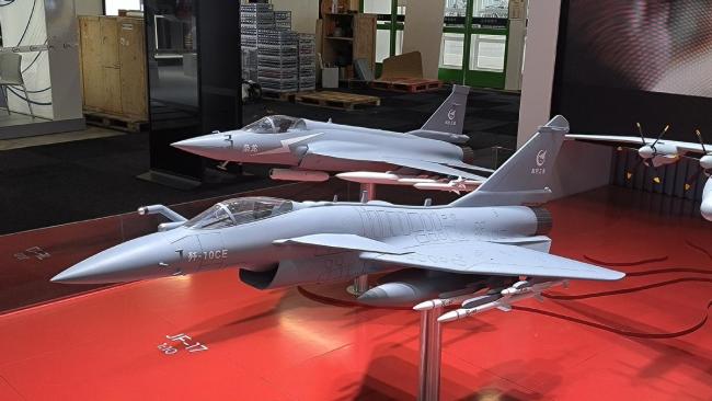 歼-10CE模型现身巴黎航展 占据C位备受关注