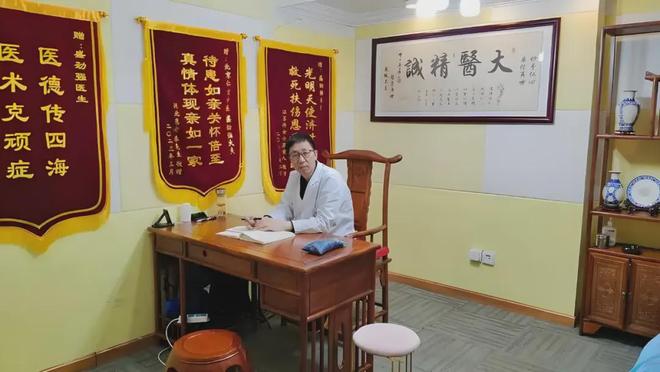 频繁眨眼、嘴角抽动是梅杰综合征？中医盛劲强教你早期识别与应对