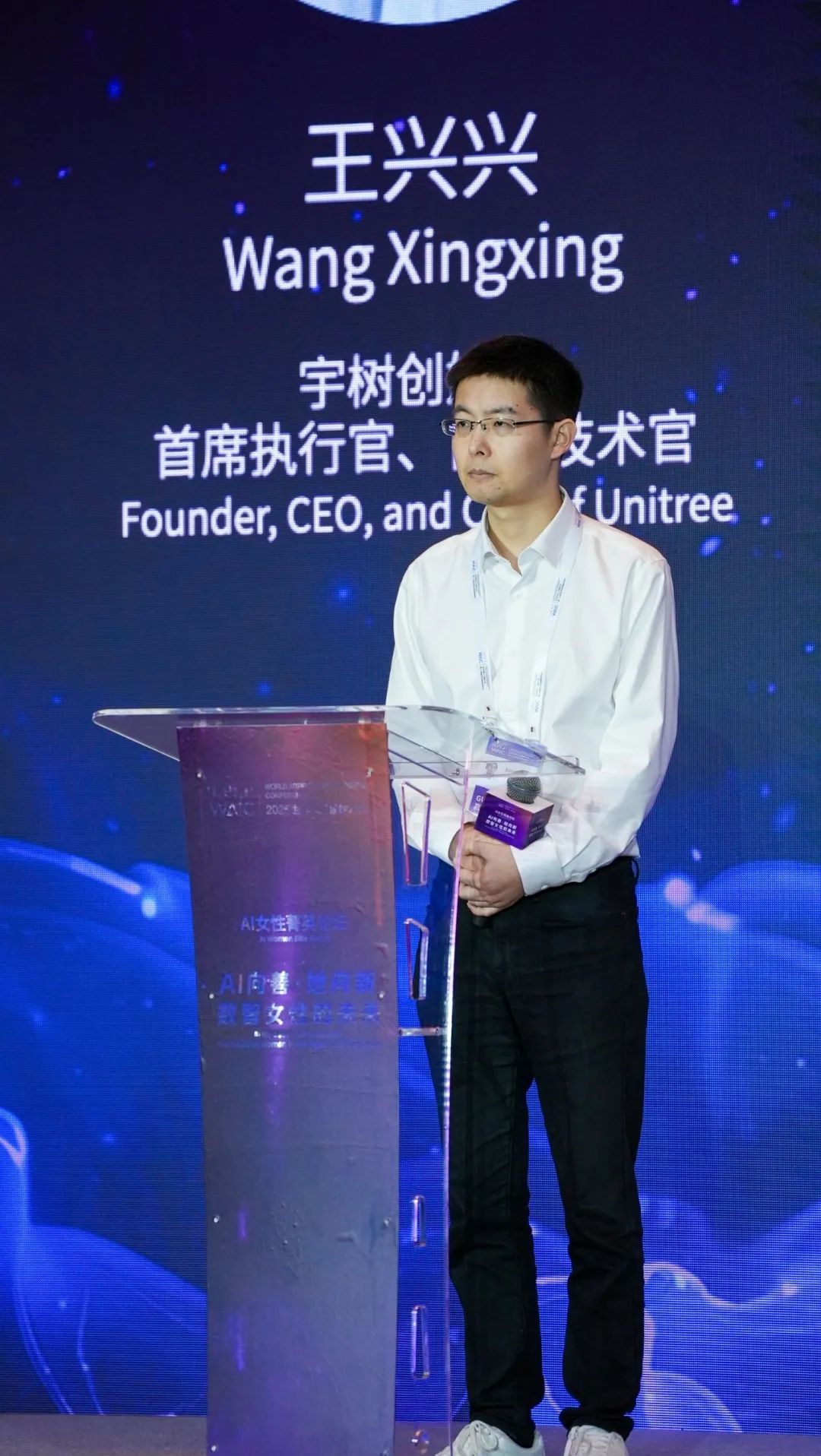 宇树机器人G1表演格斗！王兴兴最新透露：一直用AI写代码大多数成功率超90%