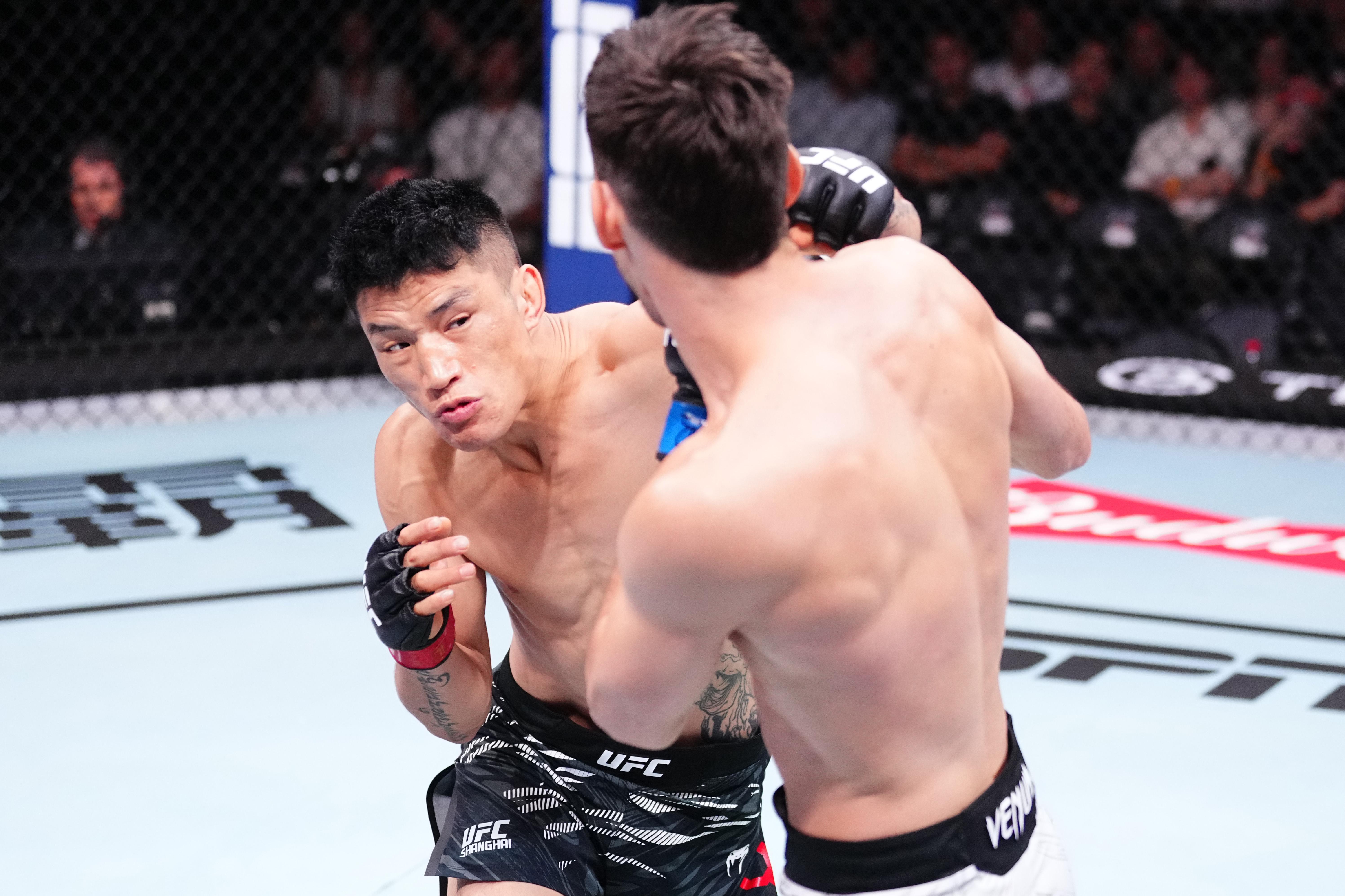 益扎“光速”KO茸主嗨翻全场两藏族小伙闪耀UFC上海格斗之夜