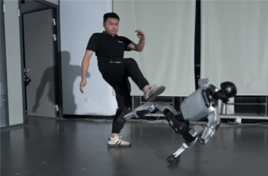 宇树G1学会了“反重力”模式了：人形不倒翁！倒地瞬间起身(图2)