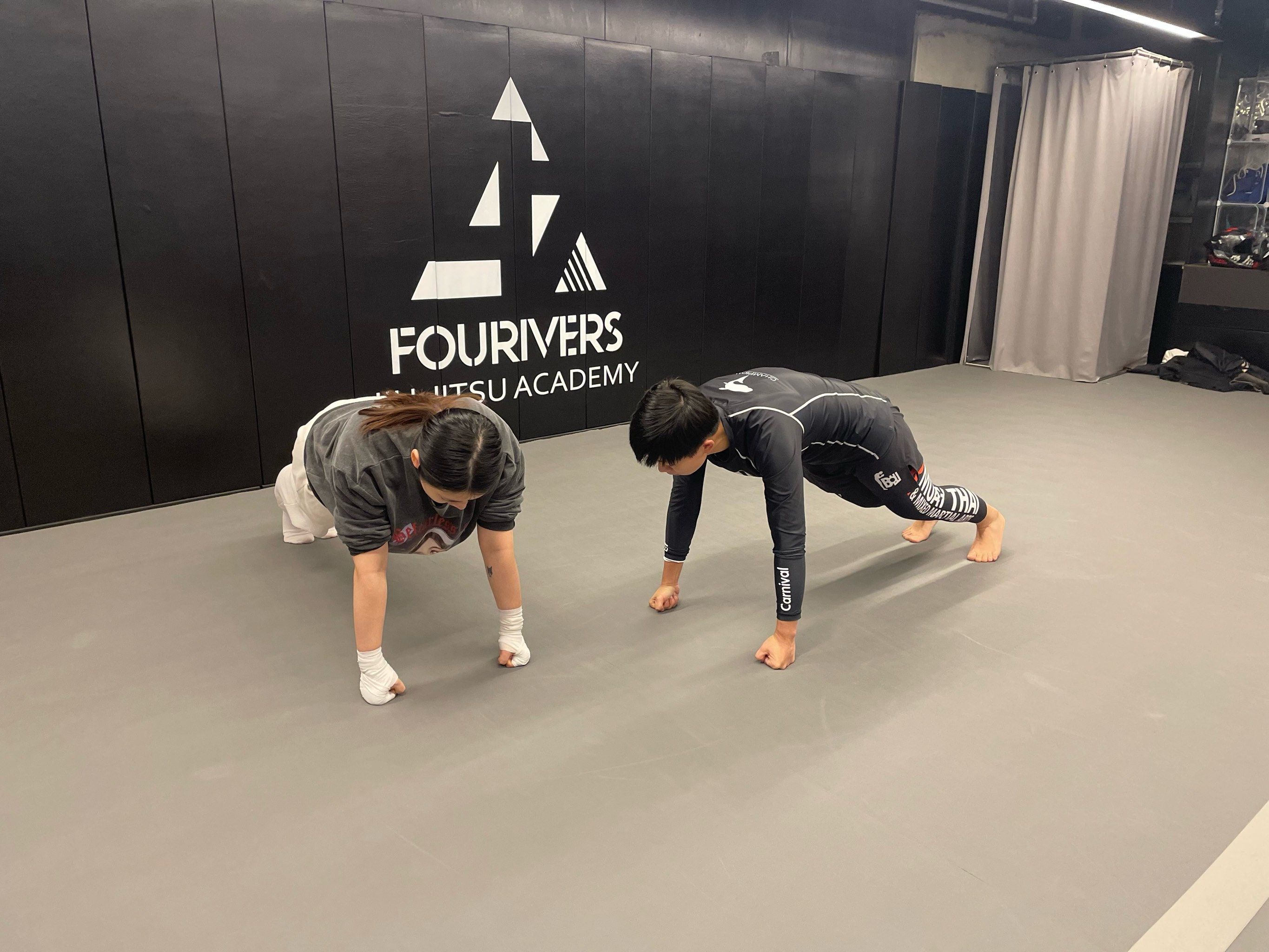 争议！9岁男孩母亲冲上格斗擂台掀飞对手对方父亲：要还儿子公道