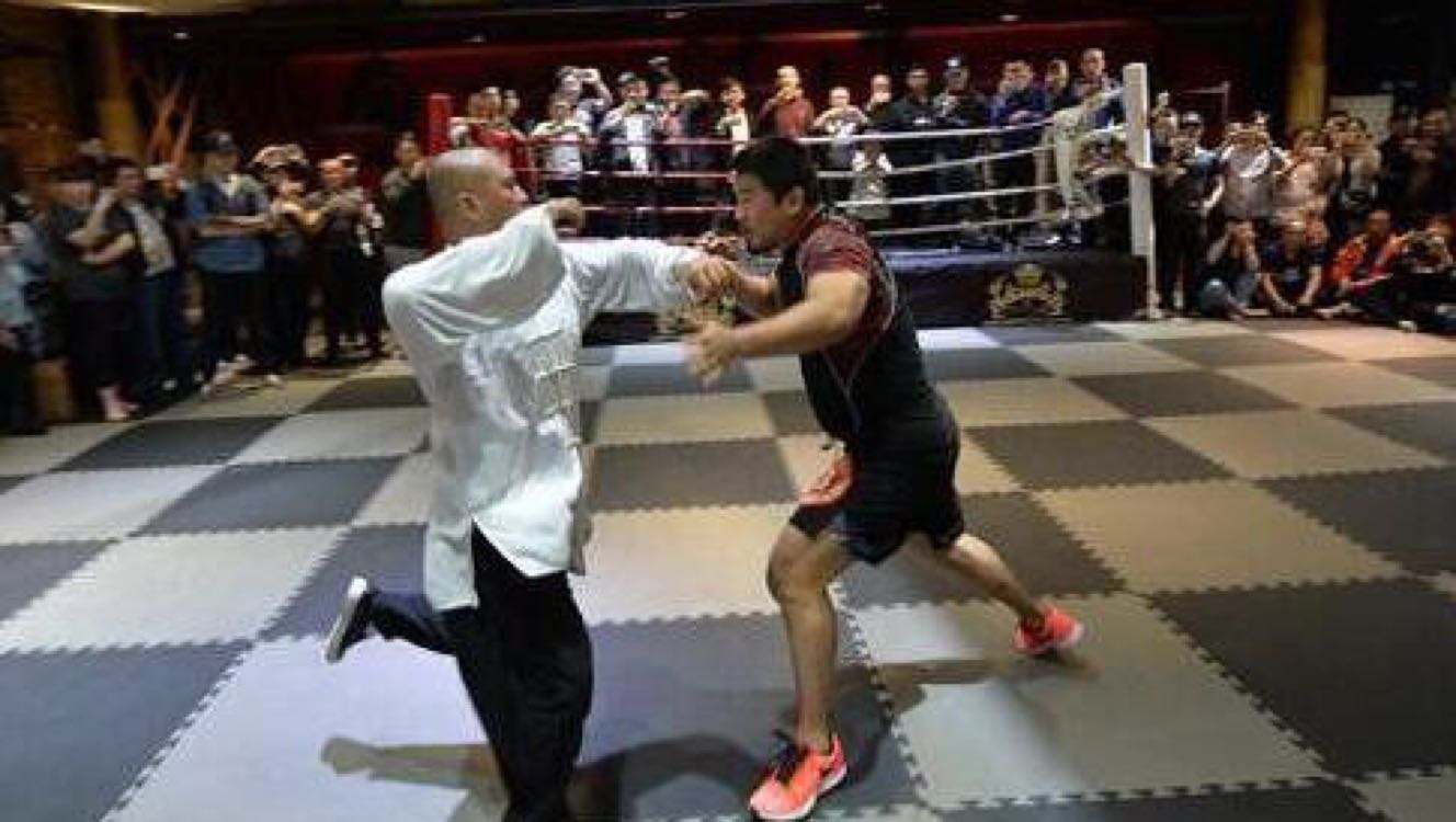 把对手挂网上！散打王选手太卷了！连护栏都卷！