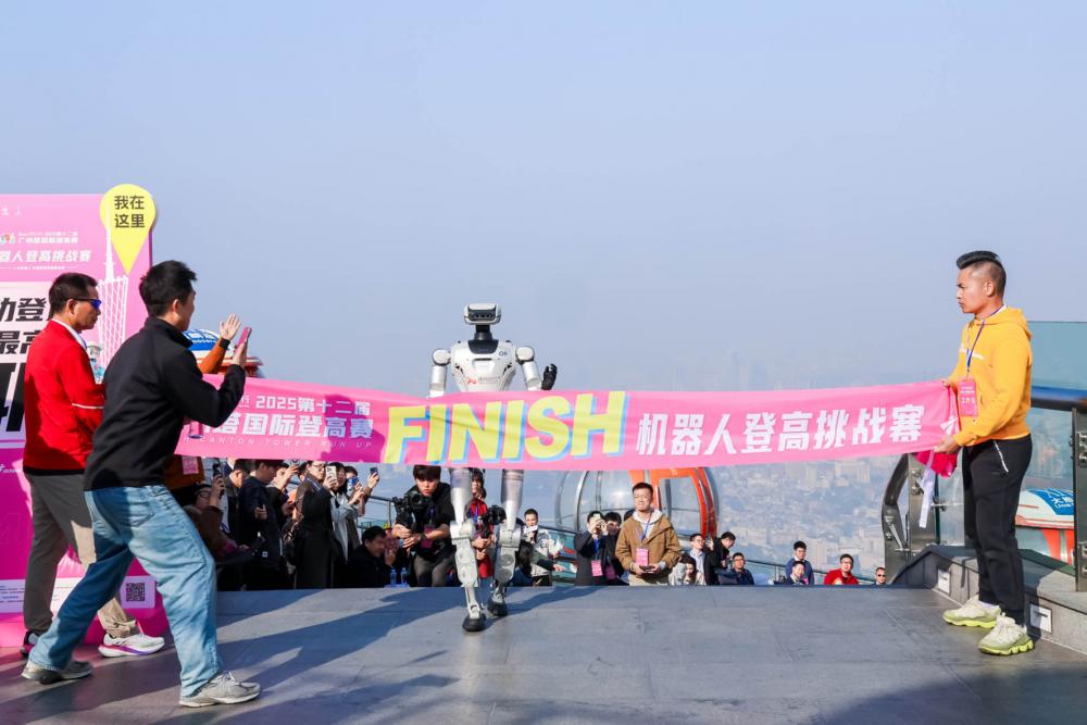 广东机器人“论剑”广州塔：一场登高赛背后的新产业进阶