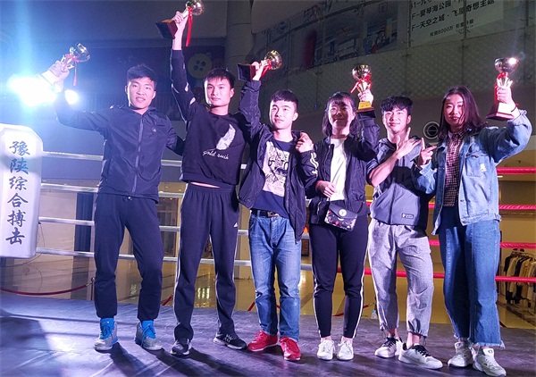 满庭松韵伴孤吟。