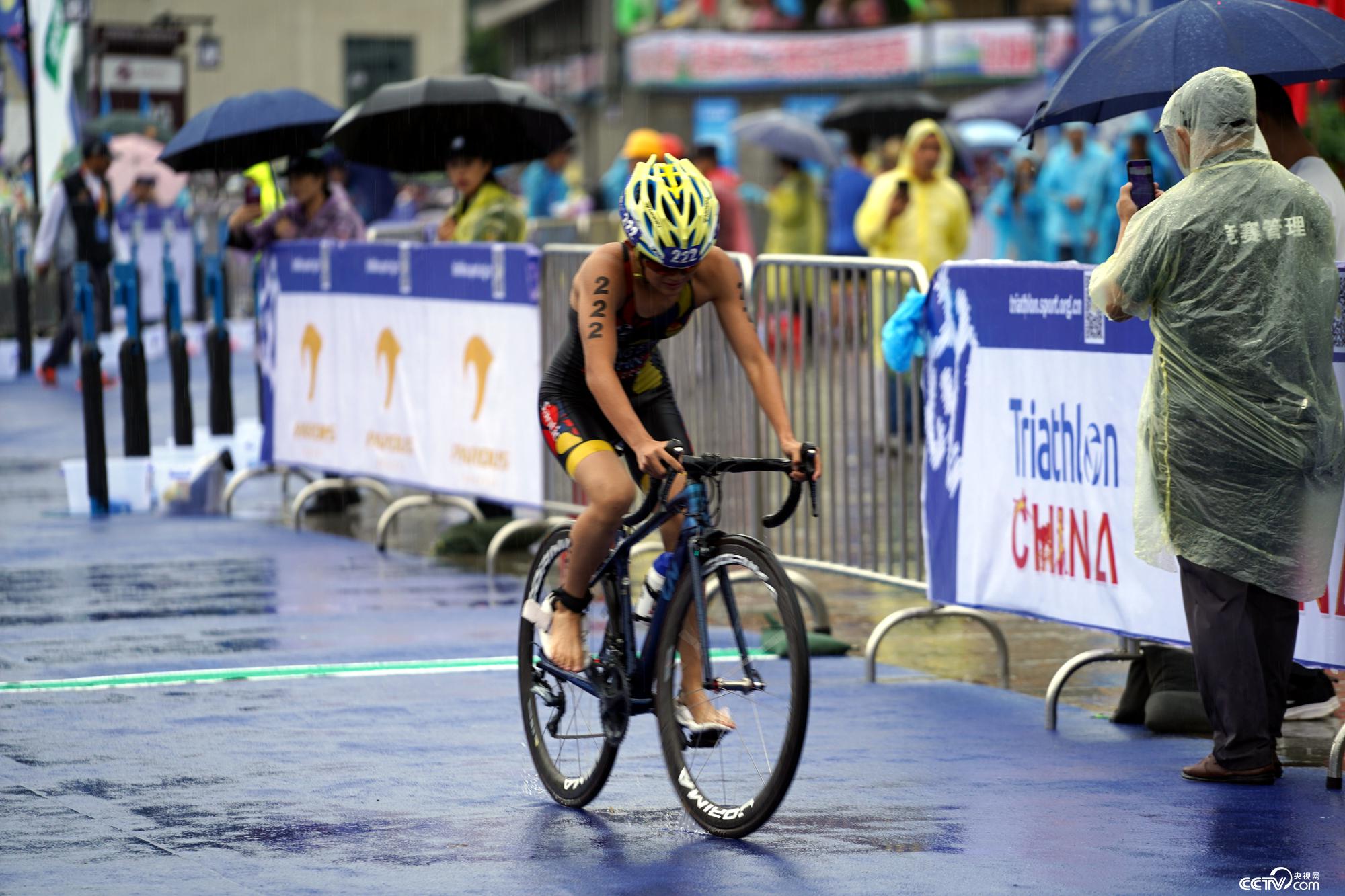 铁人三项选手在比赛中夺冠展现顽强毅力