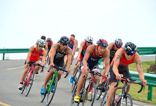 铁人三项赛事在海边举行选手挑战极限