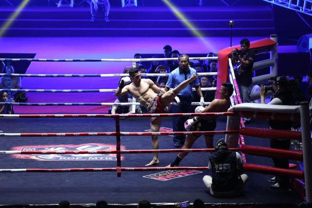 昆仑决怀柔站完赛中国拳手萨力曼获61公斤级金腰带