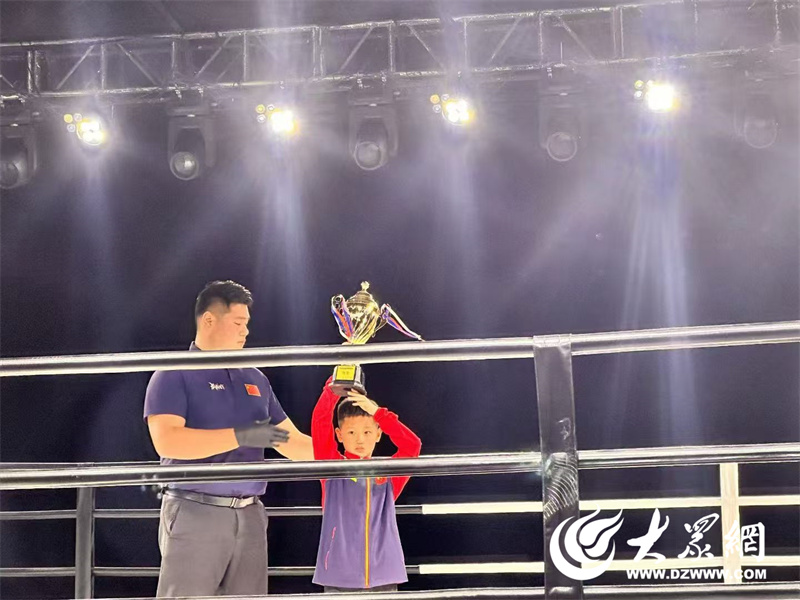 喜报！蓬莱傲莱格斗李日峰斩获武林风金腰带创烟台搏击历史(图2)